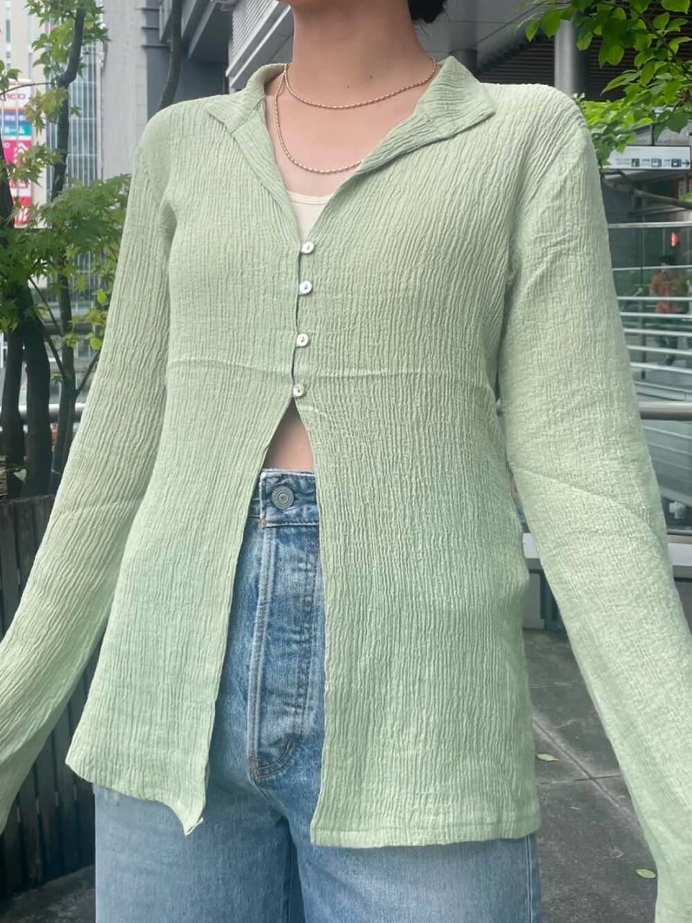 ブルー系のデニムパンツ、グリーン系のシャツ/ブラウスを着用したレディースの夏コーディネートの5枚目の写真