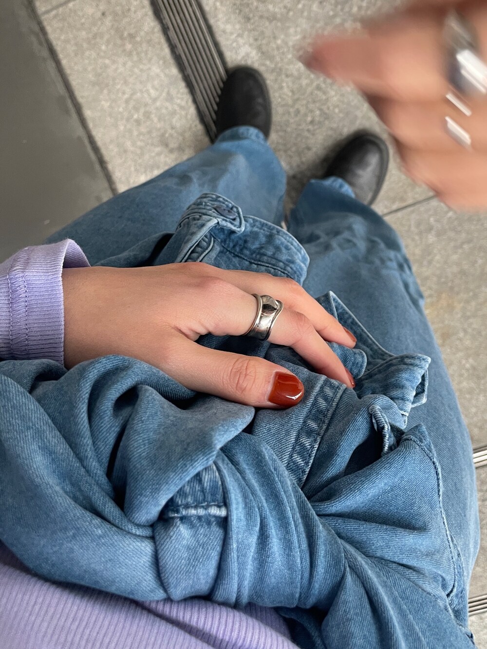 ブルー系のつなぎ/オールインワン、パープル系のTシャツ/カットソーを着用したレディースの冬コーディネートの3枚目の写真