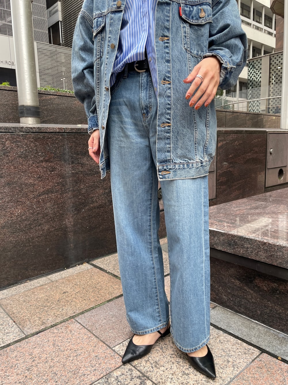ブルー系のデニムジャケット、ブルー系のデニムパンツ、その他のシャツ/ブラウスを着用したレディースの秋コーディネートの5枚目の写真