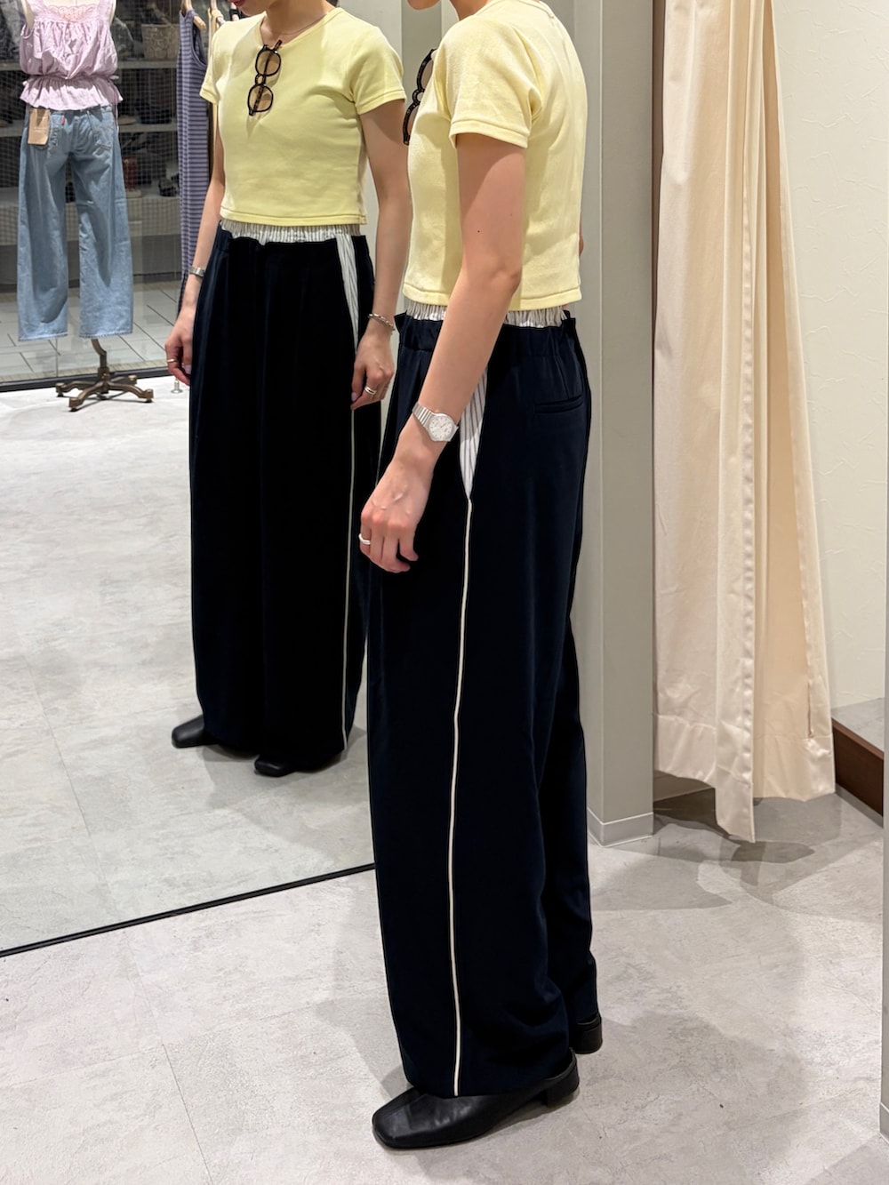 ブルー系のその他パンツ、イエロー系のTシャツ/カットソー、ブラック系のサンダルを着用したレディースの春コーディネートの2枚目の写真