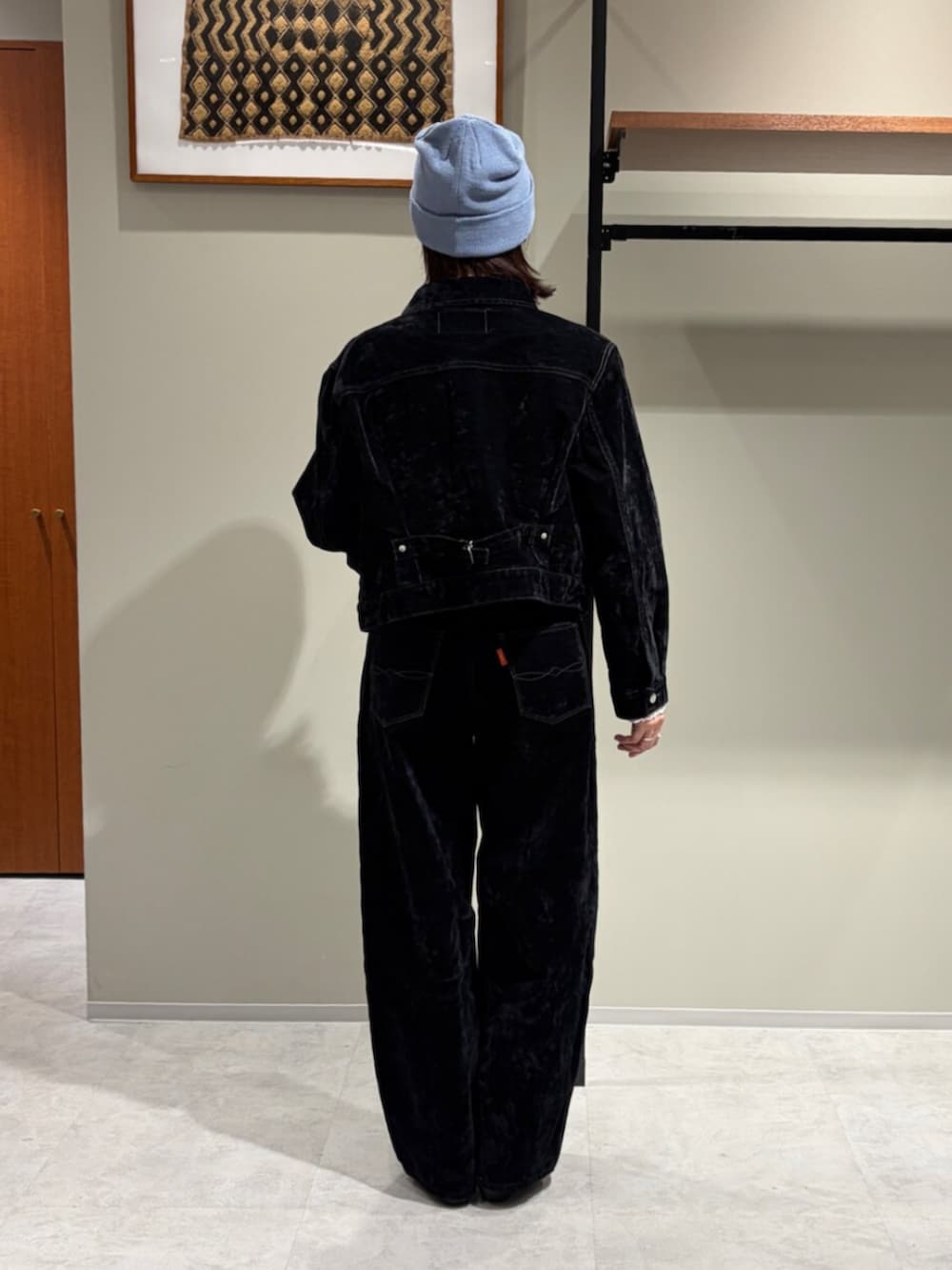 ブラック系のデニムパンツ、ホワイト系のTシャツ/カットソー、ブラック系のデニムジャケットを着用したレディースの秋コーディネートの3枚目の写真