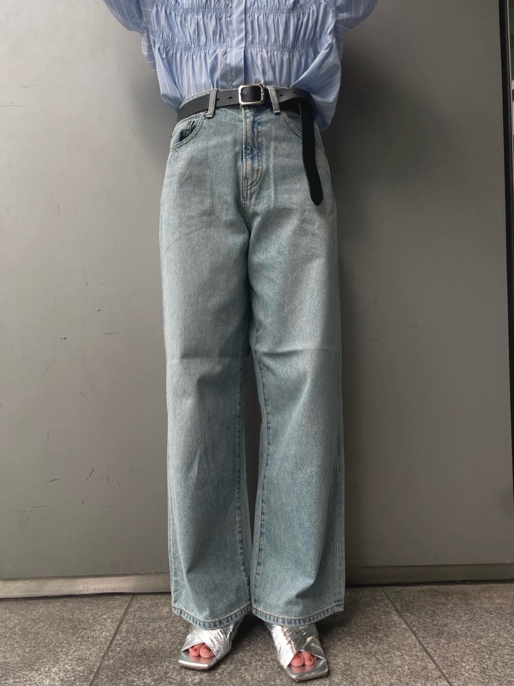 ブルー系のデニムパンツ、その他のシャツ/ブラウス、ブラック系のベルトを着用したレディースの夏コーディネートの5枚目の写真