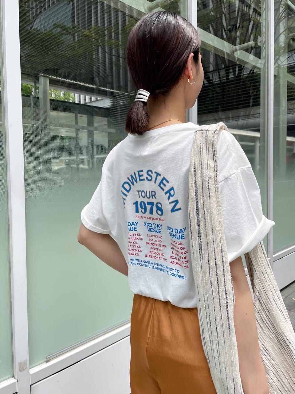 その他のハンドバッグ、ホワイト系のサンダル、ホワイト系のTシャツ/カットソーを着用したレディースの夏コーディネートの4枚目の写真