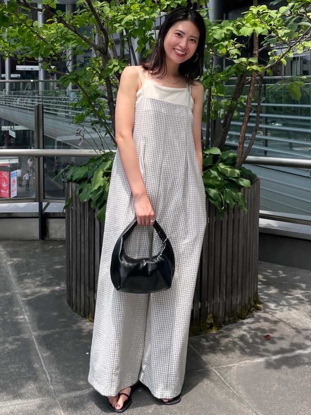 ホワイト系のつなぎ/オールインワン、ホワイト系のキャミソールを着用したレディースの夏コーディネートの2枚目の写真