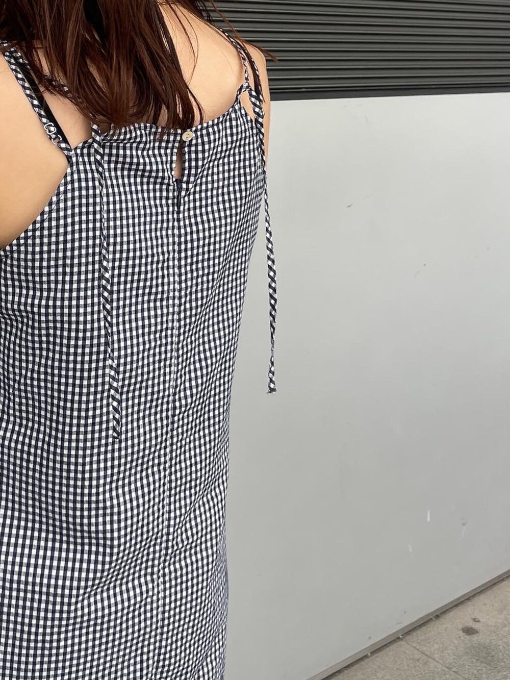 ブルー系のシャツ/ブラウス、ブルー系のワンピース、ブラック系のキャミソールを着用したレディースの春コーディネートの3枚目の写真