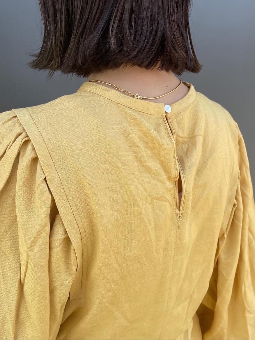 イエロー系のシャツ/ブラウス、ホワイト系のデニムパンツ、ホワイト系のパンプスを着用したレディースの春コーディネートの3枚目の写真