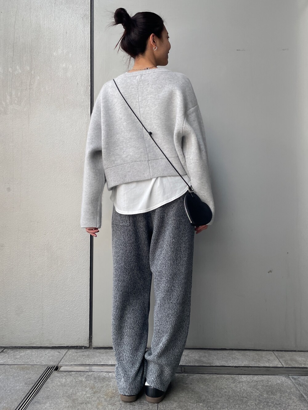 グレー系のその他パンツ、グレー系のカーディガン/ボレロ、ホワイト系のTシャツ/カットソーを着用したレディースの秋コーディネートの5枚目の写真