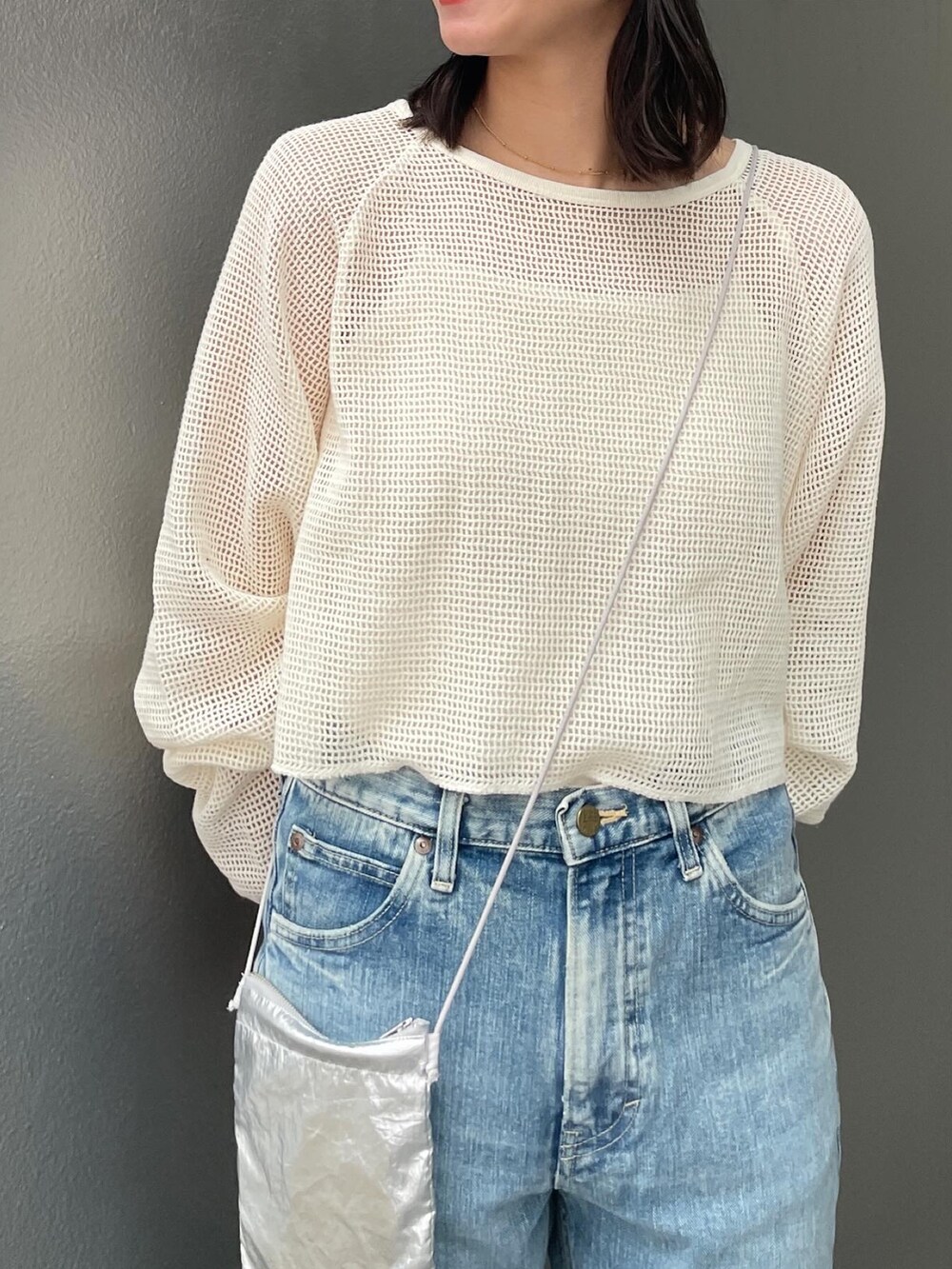 ブルー系のデニムパンツ、ホワイト系のTシャツ/カットソー、ブラック系のパンプスを着用したレディースの春コーディネートの7枚目の写真