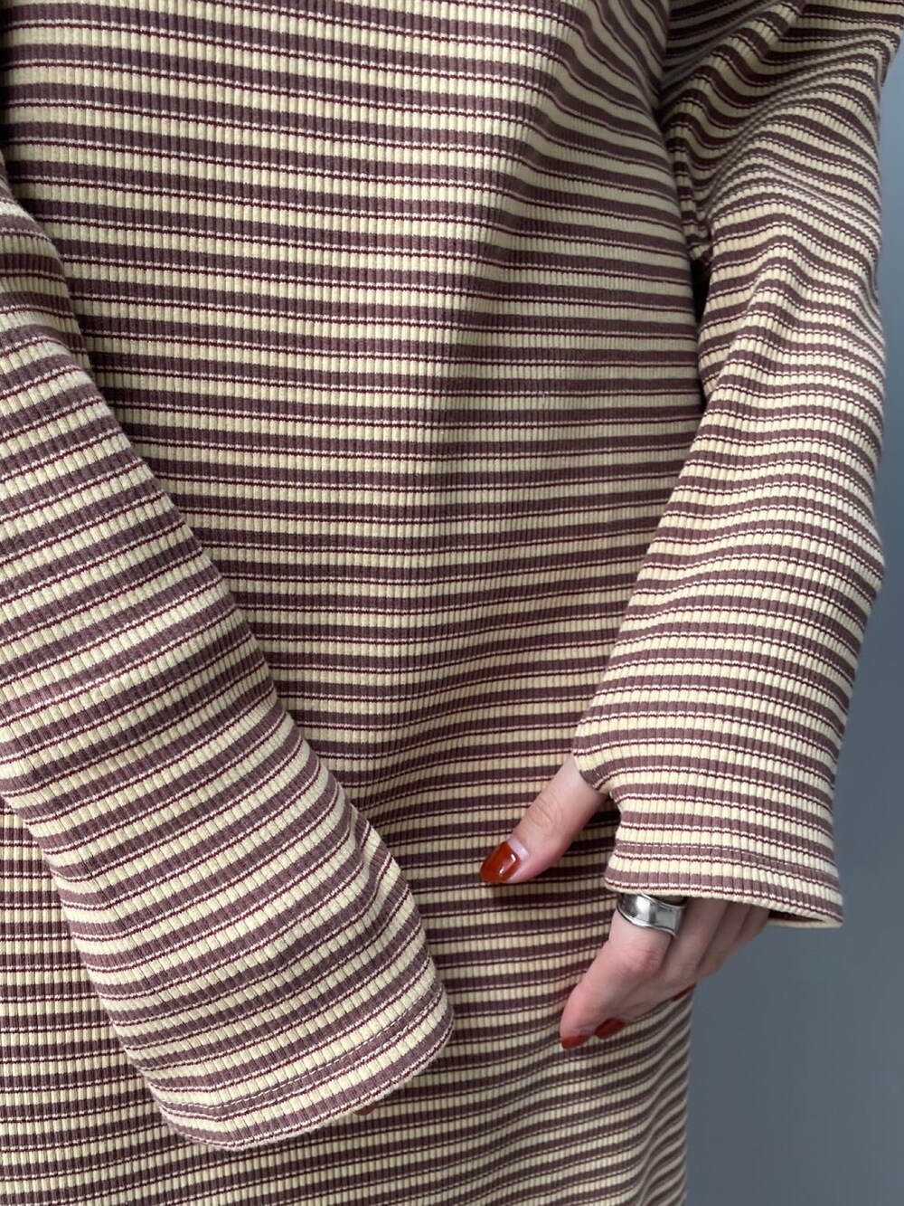 イエロー系のワンピース、ブルー系のデニムジャケット、ベージュ系のバックパック/リュックを着用したレディースの冬コーディネートの4枚目の写真