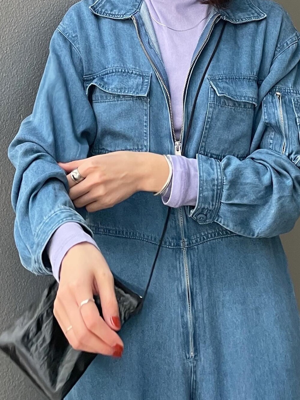 ブルー系のつなぎ/オールインワン、パープル系のTシャツ/カットソーを着用したレディースの冬コーディネートの2枚目の写真