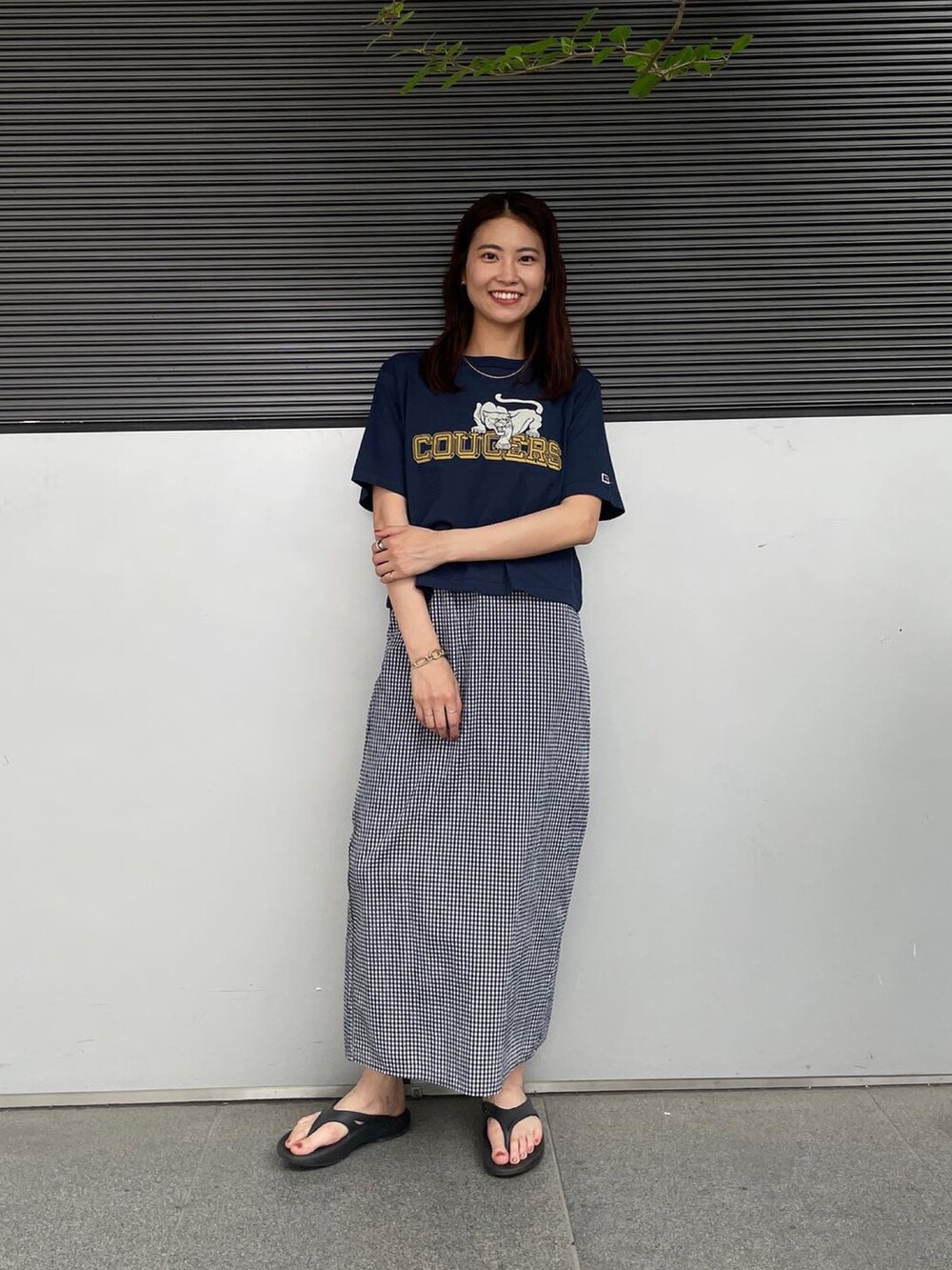 ブルー系のシャツ/ブラウス、ブルー系のワンピース、ブラック系のキャミソールを着用したレディースの春コーディネートの4枚目の写真