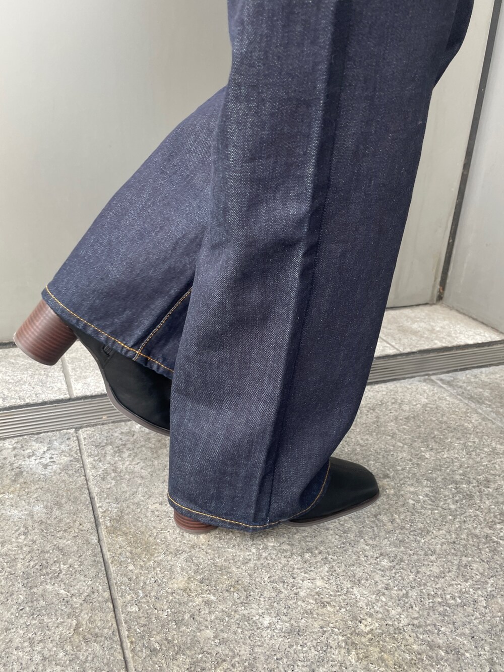 ブルー系のデニムパンツ、ホワイト系のシャツ/ブラウス、ホワイト系のキャミソールを着用したレディースの夏コーディネートの7枚目の写真