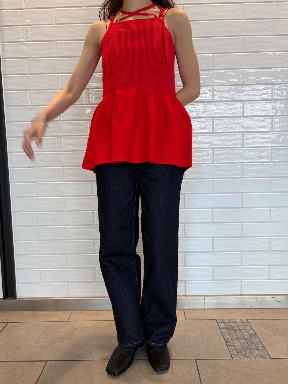 ホワイト系のシャツ/ブラウス、レッド系のキャミソール、ブルー系のデニムパンツを着用したレディースの春コーディネートの4枚目の写真