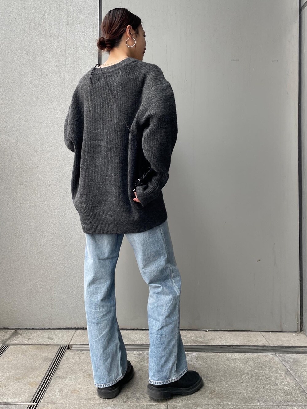ブルー系のデニムパンツ、グレー系のカーディガン/ボレロ、ホワイト系のキャミソールを着用したレディースの秋コーディネートの2枚目の写真