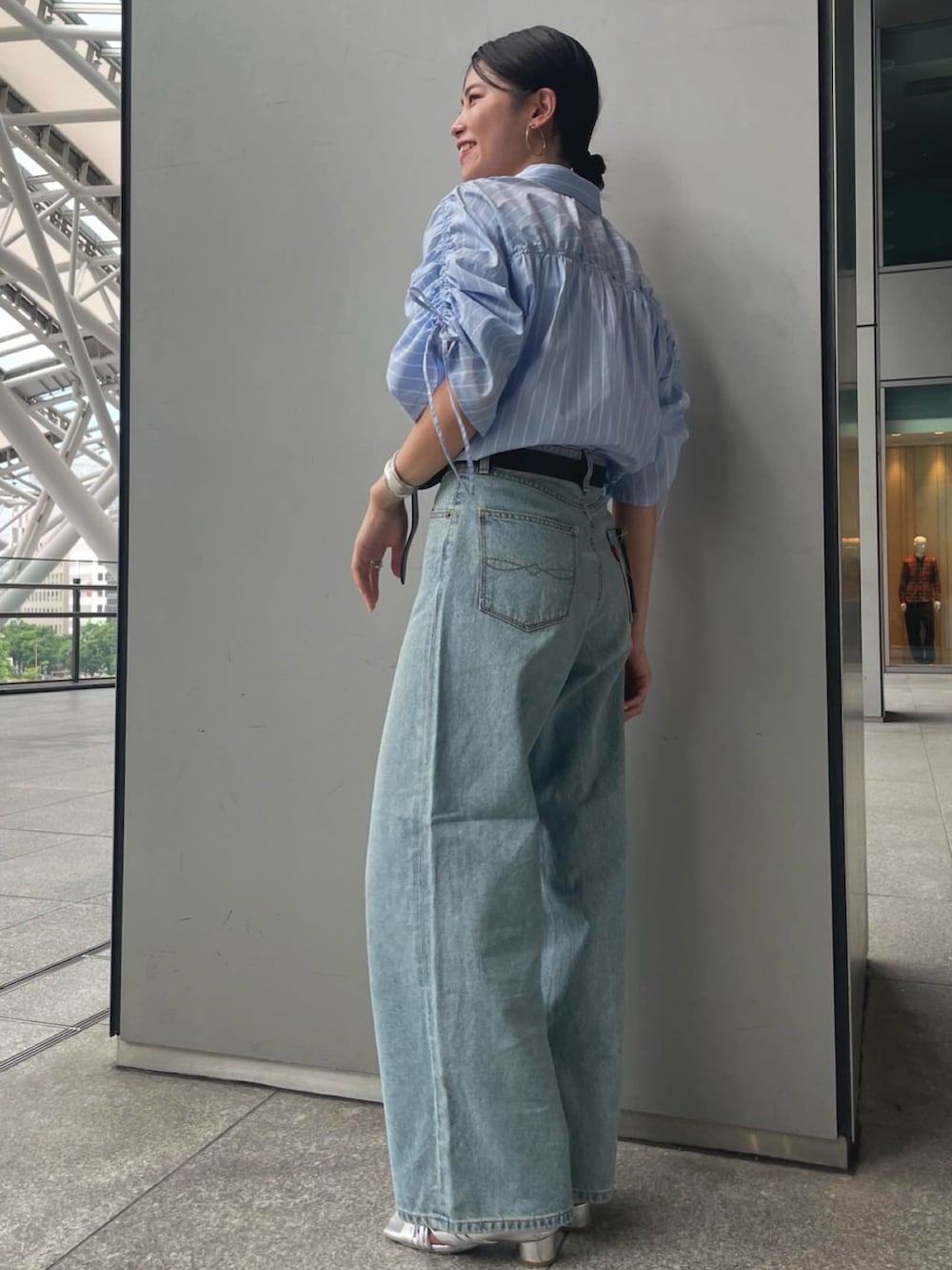 ブルー系のデニムパンツ、その他のシャツ/ブラウス、ブラック系のベルトを着用したレディースの夏コーディネートの2枚目の写真