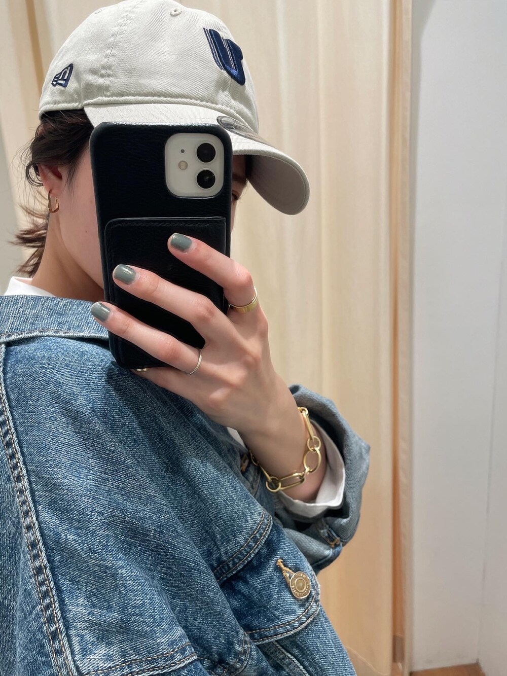 ブルー系のデニムジャケット、ホワイト系のTシャツ/カットソー、グレー系のワンピースを着用したレディースの冬コーディネートの2枚目の写真