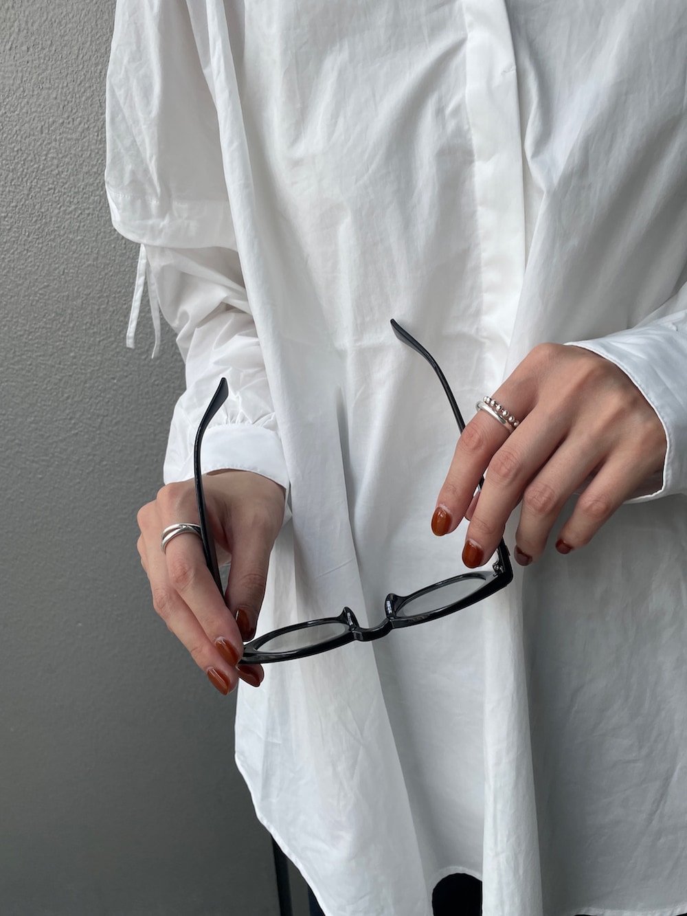 ブルー系のデニムパンツ、ホワイト系のシャツ/ブラウス、ホワイト系のキャミソールを着用したレディースの夏コーディネートの6枚目の写真