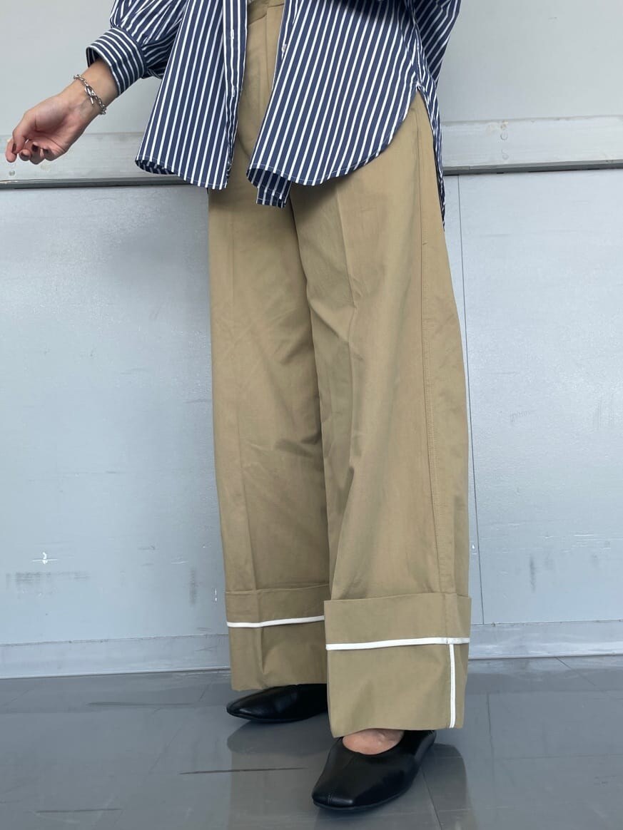 ホワイト系のキャミソール、ブルー系のシャツ/ブラウス、ベージュ系のチノパンツを着用したレディースの夏コーディネートの2枚目の写真