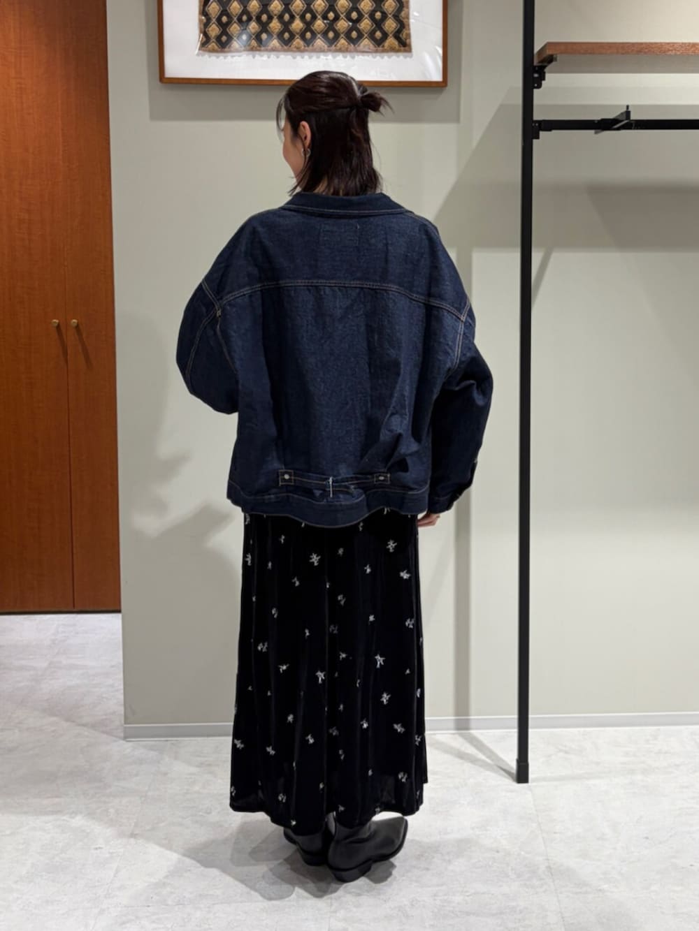 ブラック系のワンピース、ブルー系のデニムジャケット、グリーン系のTシャツ/カットソーを着用したレディースの秋コーディネートの3枚目の写真