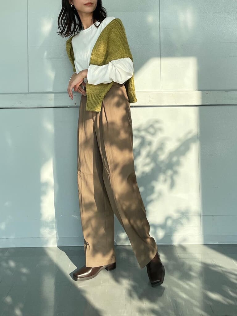 ブラウン系のブーツ、グリーン系のニット/セーター、ホワイト系のTシャツ/カットソーを着用したレディースの秋コーディネートの2枚目の写真