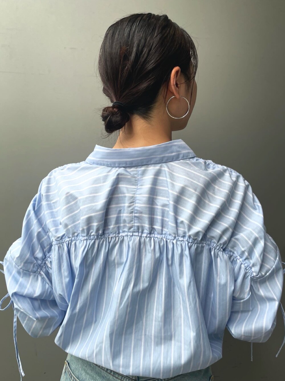 ブルー系のデニムパンツ、その他のシャツ/ブラウス、ブラック系のベルトを着用したレディースの夏コーディネートの4枚目の写真