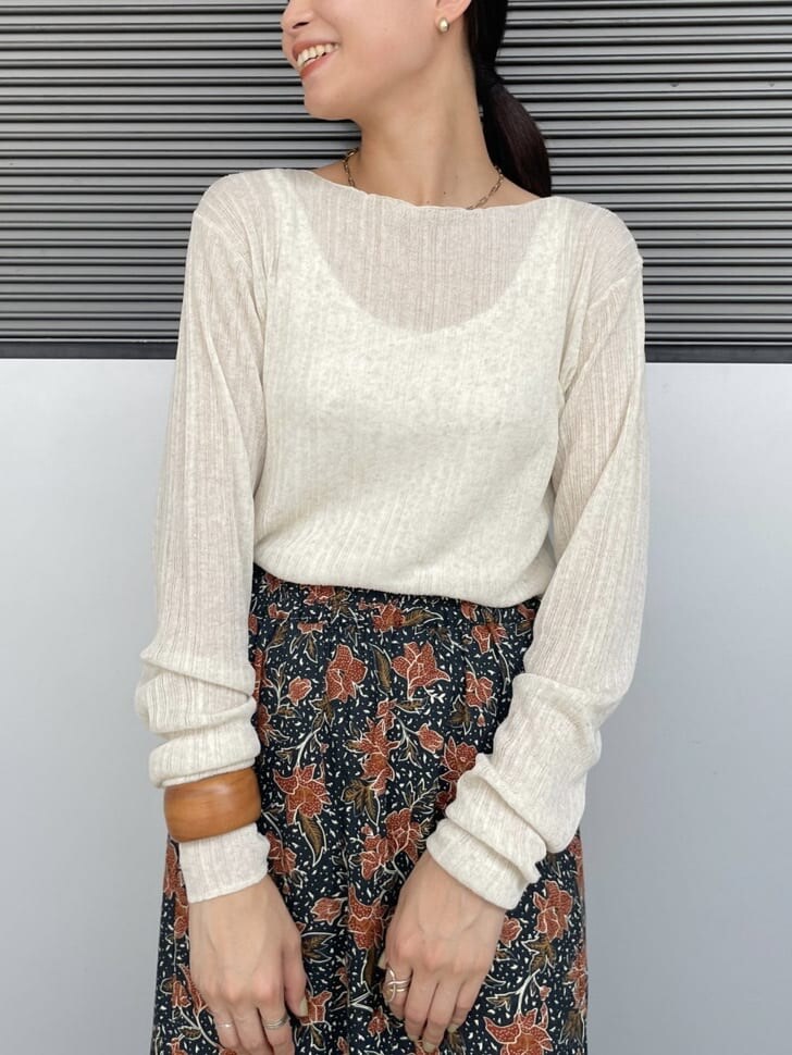 ベージュ系のスカート、ブルー系のブーツ、ホワイト系のニット/セーターを着用したレディースの夏コーディネートの3枚目の写真