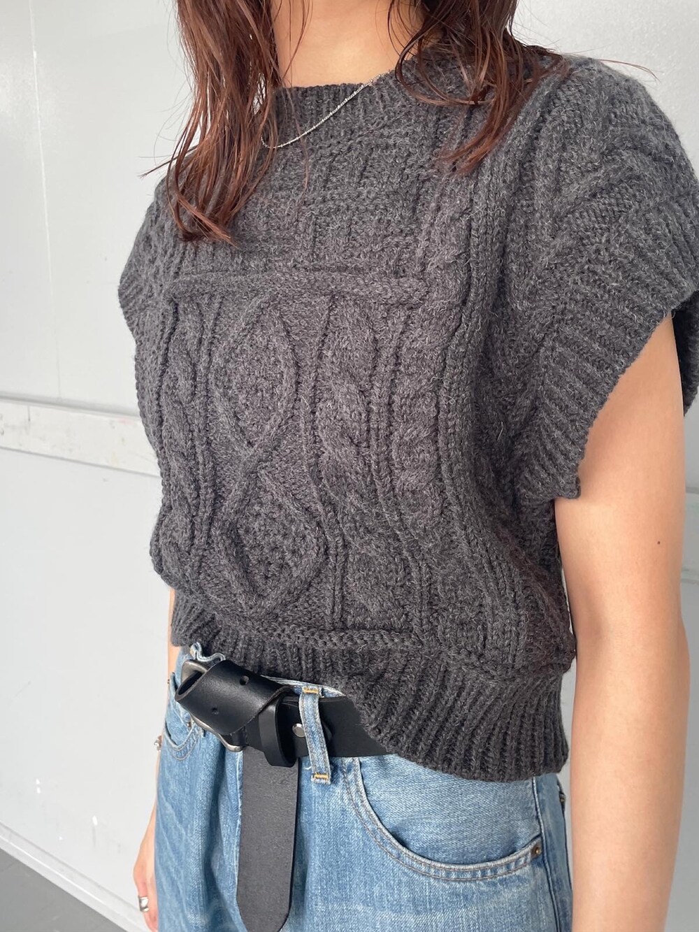 ブルー系のデニムパンツ、グレー系のニット/セーターを着用したレディースの秋コーディネートの2枚目の写真