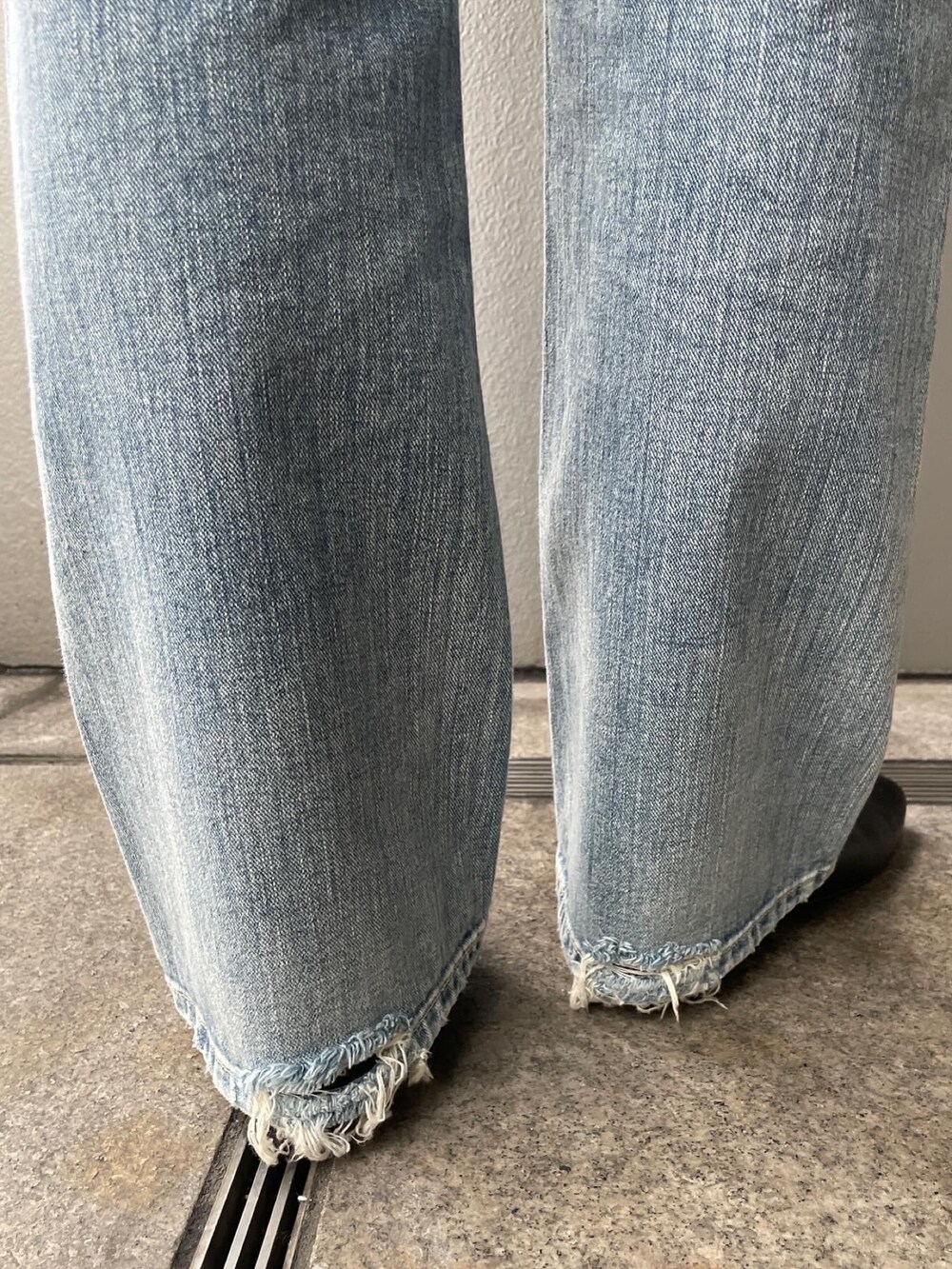 ブルー系のデニムパンツ、ホワイト系のTシャツ/カットソー、ブラック系のパンプスを着用したレディースの春コーディネートの6枚目の写真
