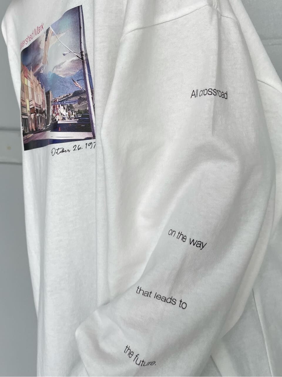 グリーン系のエコバッグ/サブバッグ、ブルー系のデニムパンツ、ホワイト系のTシャツ/カットソーを着用したレディースの夏コーディネートの3枚目の写真