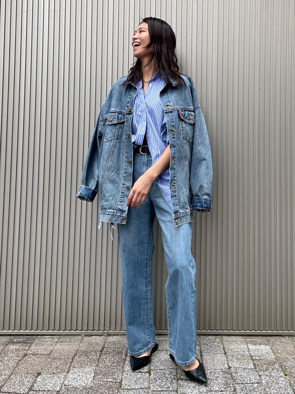 ブルー系のデニムジャケット、ブルー系のデニムパンツ、その他のシャツ/ブラウスを着用したレディースの秋コーディネートの2枚目の写真
