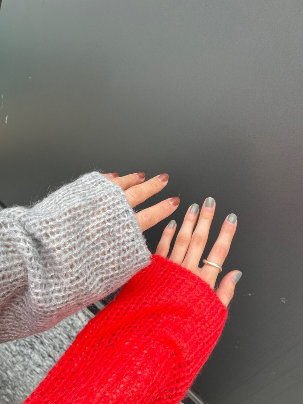 ブラック系のデニムパンツ、オレンジ系のニット/セーターを着用したレディースの冬コーディネートの3枚目の写真