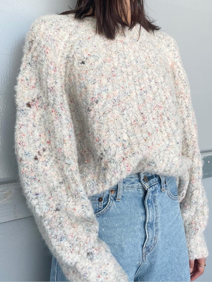 ブルー系のデニムパンツ、ブルー系のデニムパンツ、ホワイト系のニット/セーターを着用したレディースの秋コーディネートの4枚目の写真