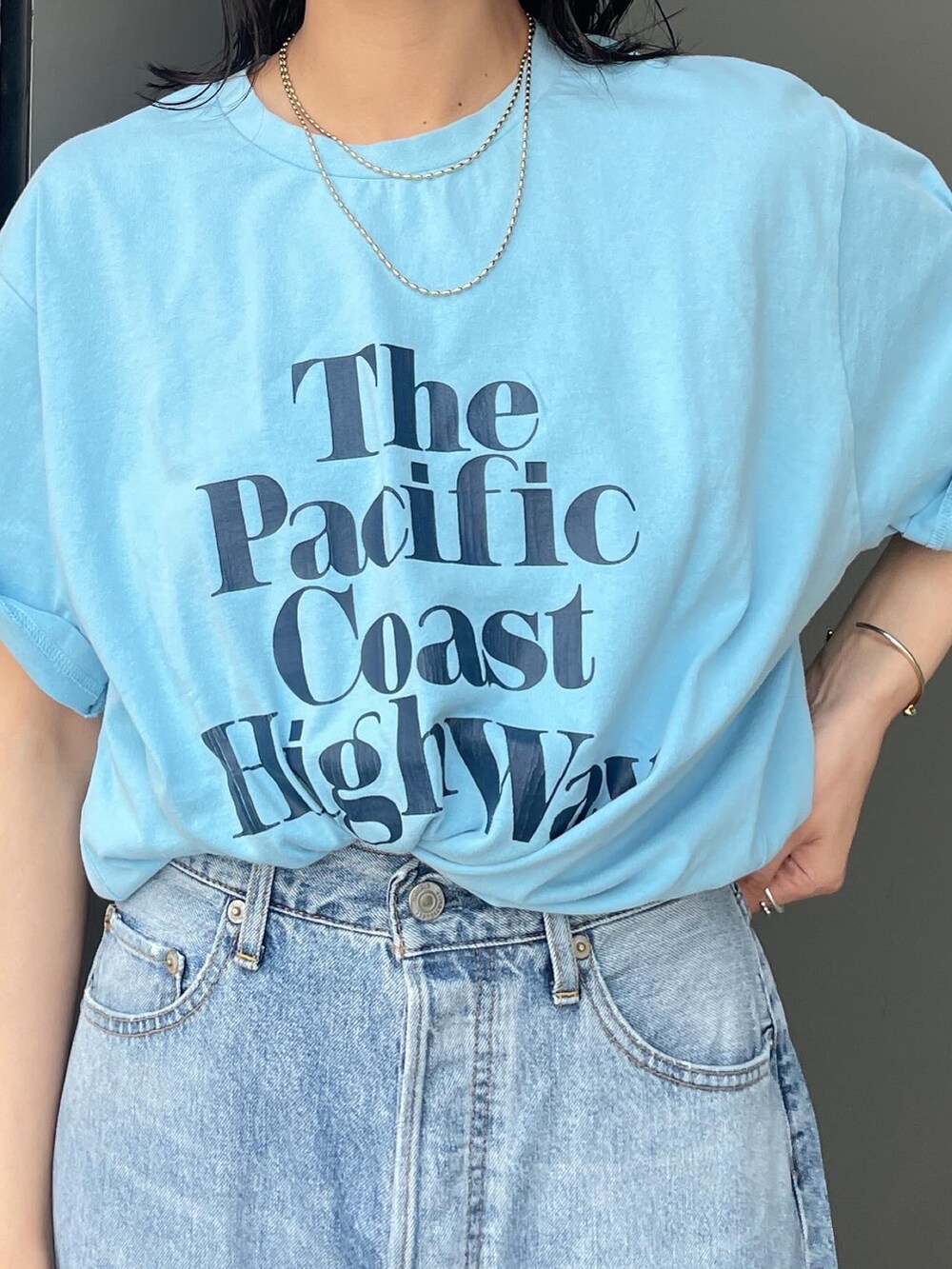 ブルー系のデニムパンツ、ブルー系のTシャツ/カットソー、シルバー系のサンダルを着用したレディースの夏コーディネートの5枚目の写真