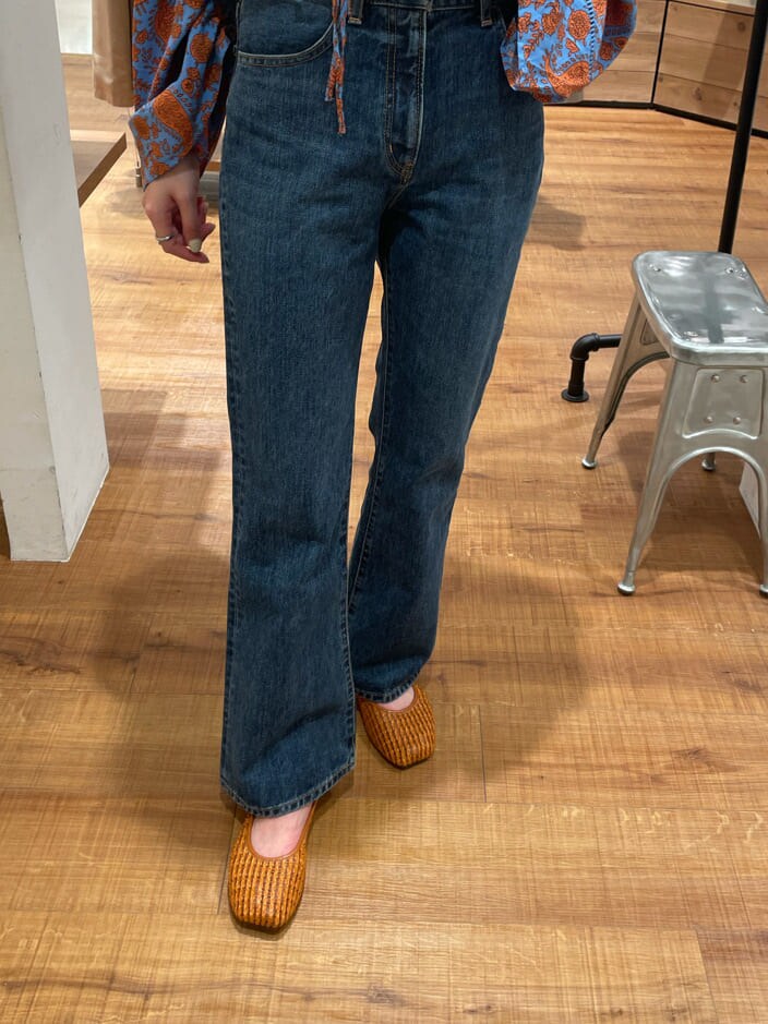 ブルー系のシャツ/ブラウス、ブラウン系のパンプス、ブルー系のデニムパンツを着用したレディースの冬コーディネートの2枚目の写真