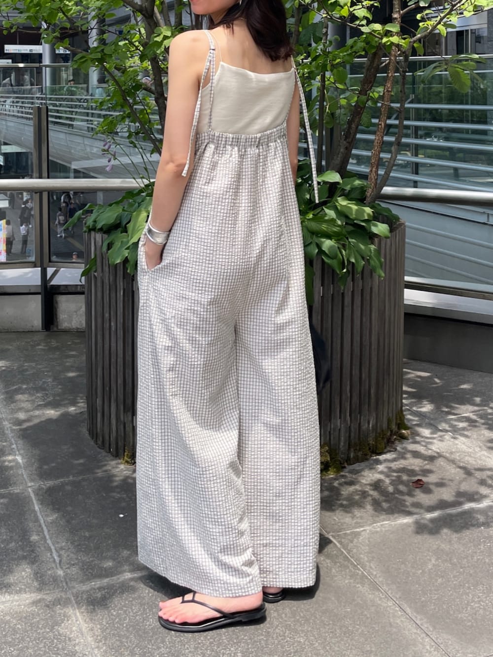 ホワイト系のつなぎ/オールインワン、ホワイト系のキャミソールを着用したレディースの夏コーディネートの3枚目の写真