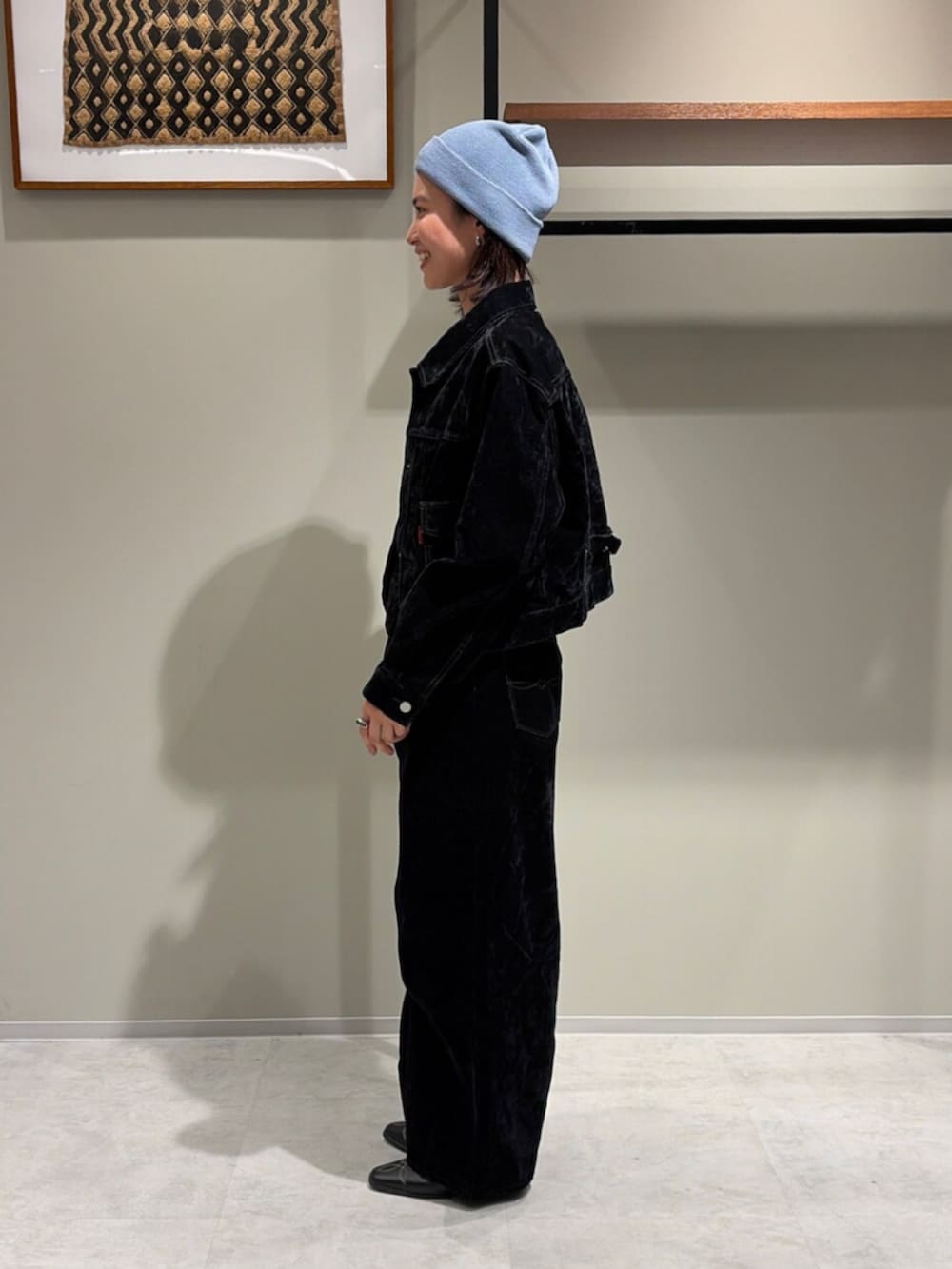ブラック系のデニムパンツ、ホワイト系のTシャツ/カットソー、ブラック系のデニムジャケットを着用したレディースの秋コーディネートの2枚目の写真