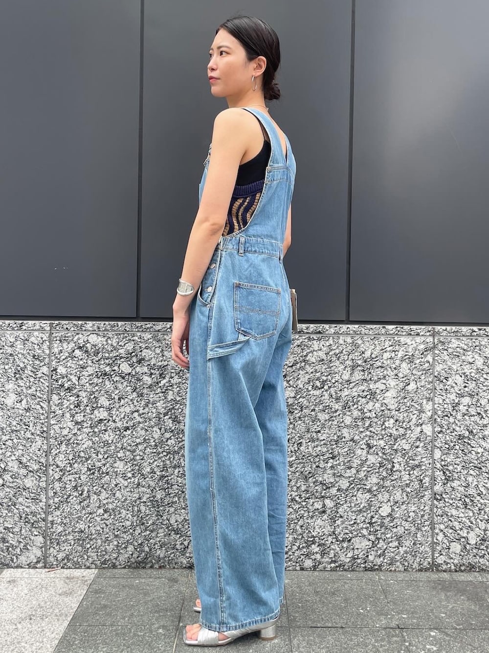 ブルー系のつなぎ/オールインワン、ブルー系のキャミソール、シルバー系のサンダルを着用したレディースの春コーディネートの2枚目の写真