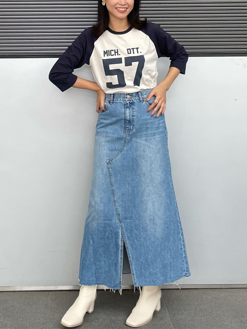 ブルー系のスカート、ホワイト系のブーツ、ホワイト系のTシャツ/カットソーを着用したレディースの夏コーディネートの3枚目の写真