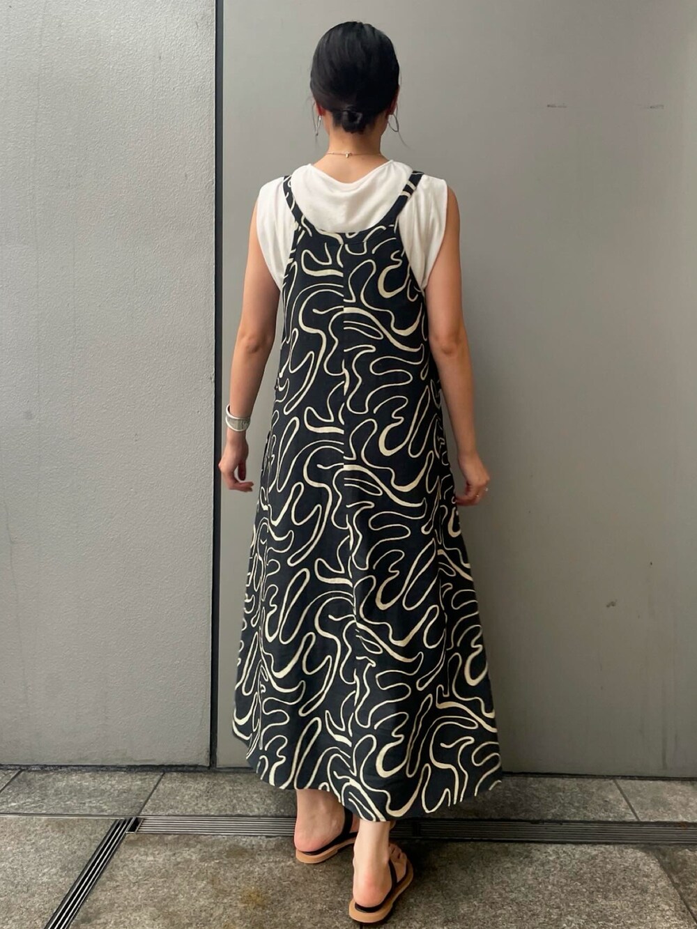 その他のワンピース、ホワイト系のTシャツ/カットソーを着用したレディースの夏コーディネートの3枚目の写真