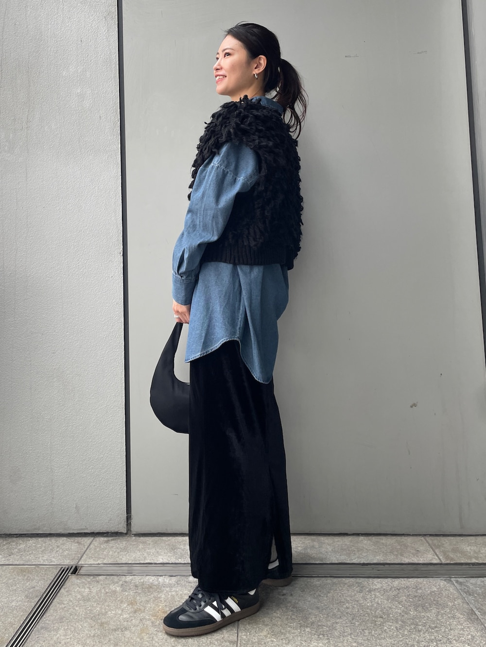 その他のシャツ/ブラウス、ブラック系のベスト、ブラック系のハンドバッグを着用したレディースの秋コーディネートの4枚目の写真