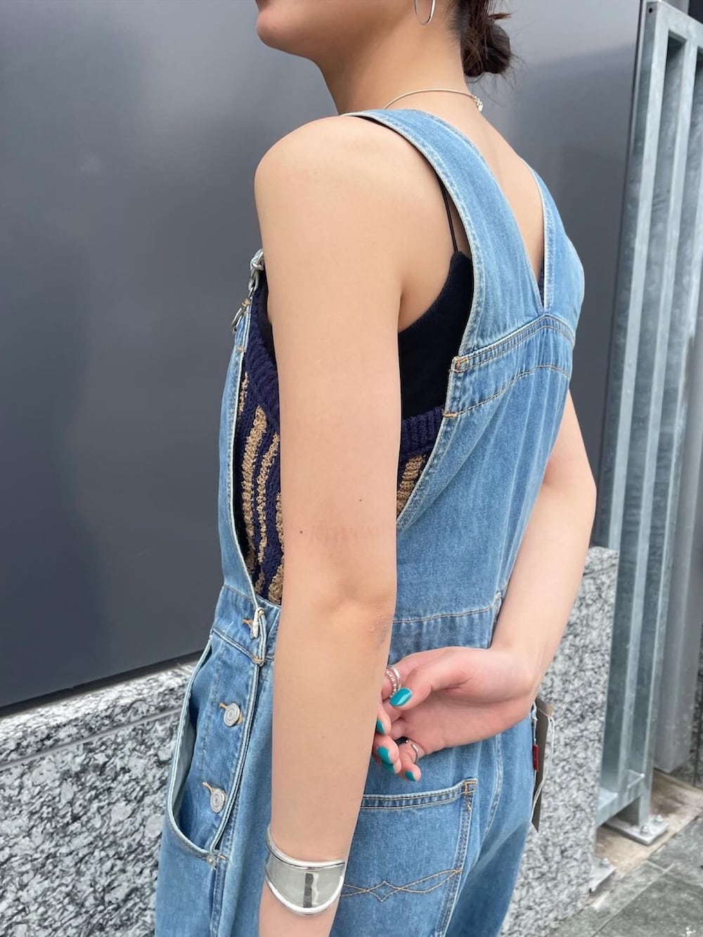 ブルー系のつなぎ/オールインワン、ブルー系のキャミソール、シルバー系のサンダルを着用したレディースの春コーディネートの4枚目の写真