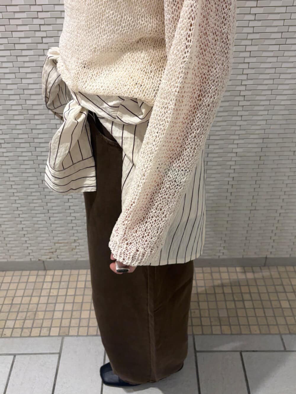 ホワイト系のシャツ/ブラウス、ブラウン系のデニムパンツ、ホワイト系のニット/セーターを着用したレディースの夏コーディネートの4枚目の写真