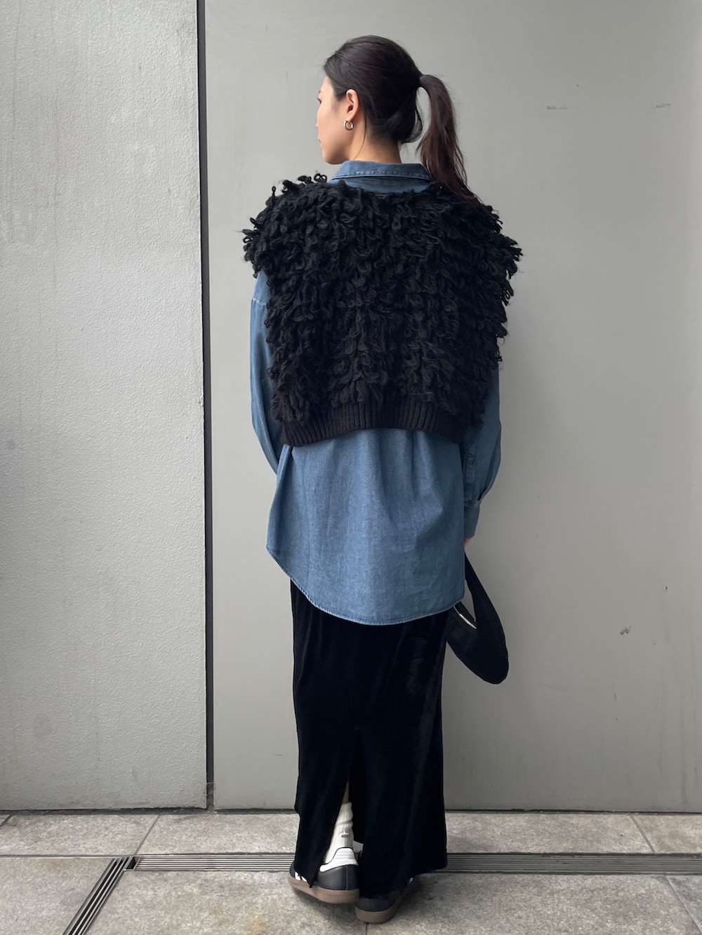 その他のシャツ/ブラウス、ブラック系のベスト、ブラック系のハンドバッグを着用したレディースの秋コーディネートの2枚目の写真