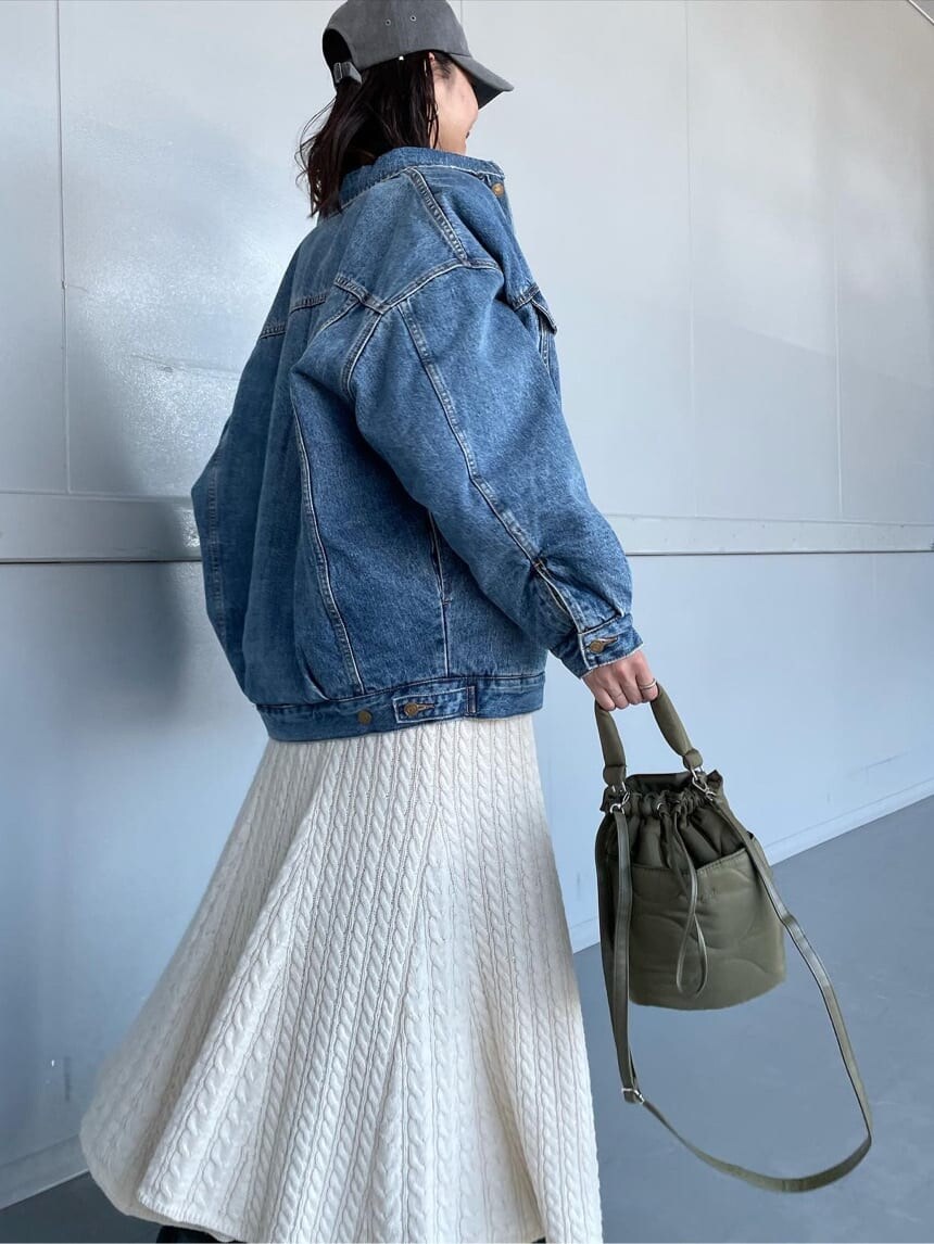 ブルー系のデニムジャケット、ホワイト系のスカート、ホワイト系のTシャツ/カットソーを着用したレディースの秋コーディネートの2枚目の写真