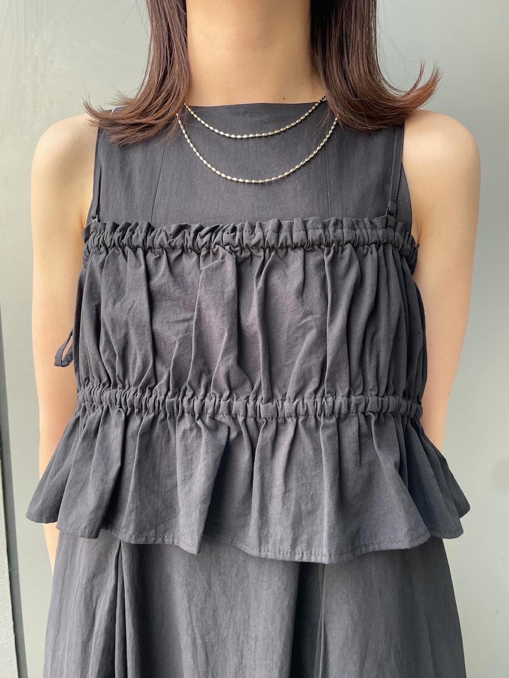 ブラック系のワンピース、シルバー系のサンダルを着用したレディースの春コーディネートの6枚目の写真