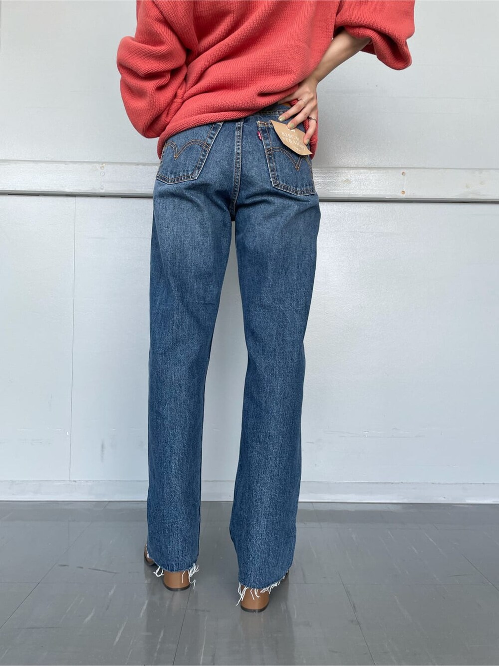 ブラウン系のブーツ、ブルー系のデニムパンツ、ピンク系のニット/セーターを着用したレディースの秋コーディネートの2枚目の写真