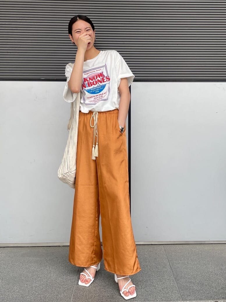 その他のハンドバッグ、ホワイト系のサンダル、ホワイト系のTシャツ/カットソーを着用したレディースの夏コーディネートの2枚目の写真