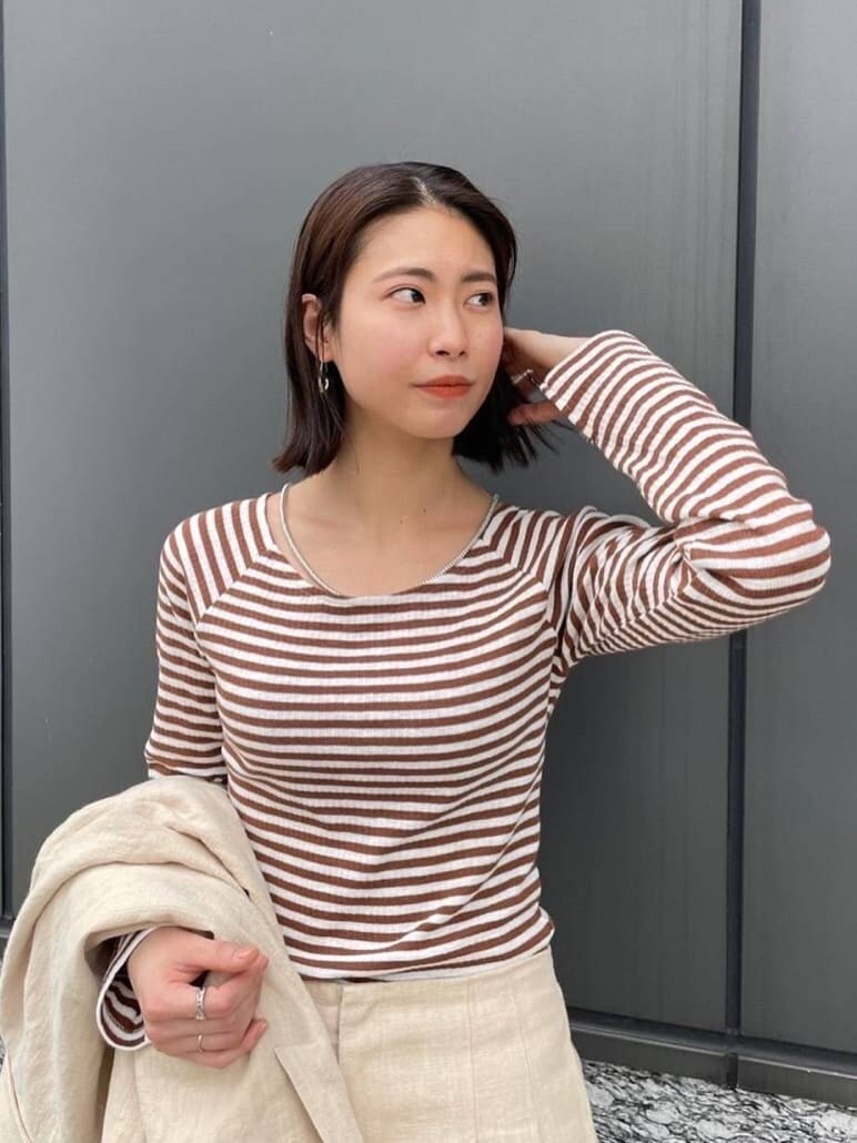 ホワイト系のその他パンツ、ホワイト系のテーラードジャケット、ブラウン系のパンプスを着用したレディースの春コーディネートの2枚目の写真