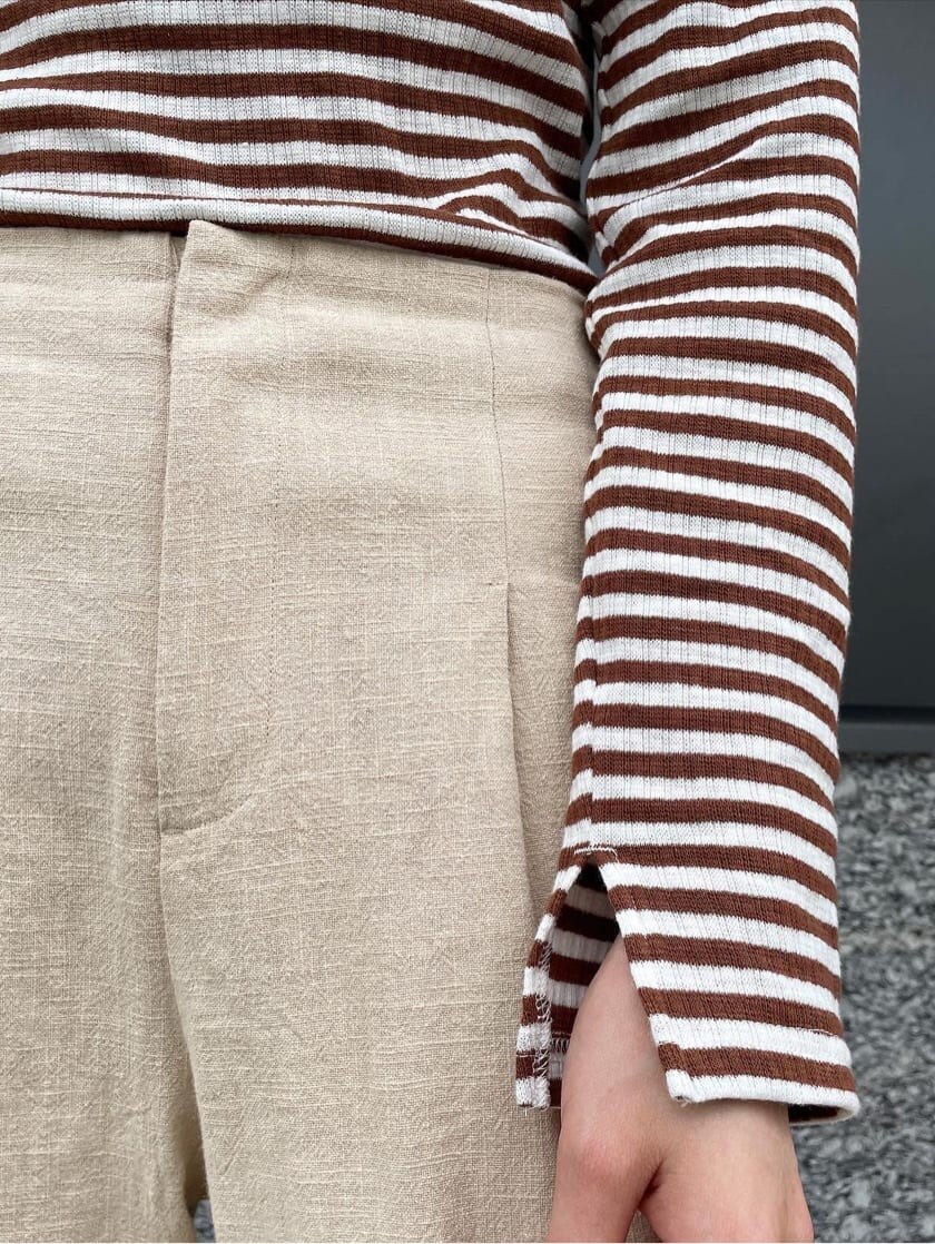 ホワイト系のその他パンツ、ホワイト系のテーラードジャケット、ブラウン系のパンプスを着用したレディースの春コーディネートの3枚目の写真