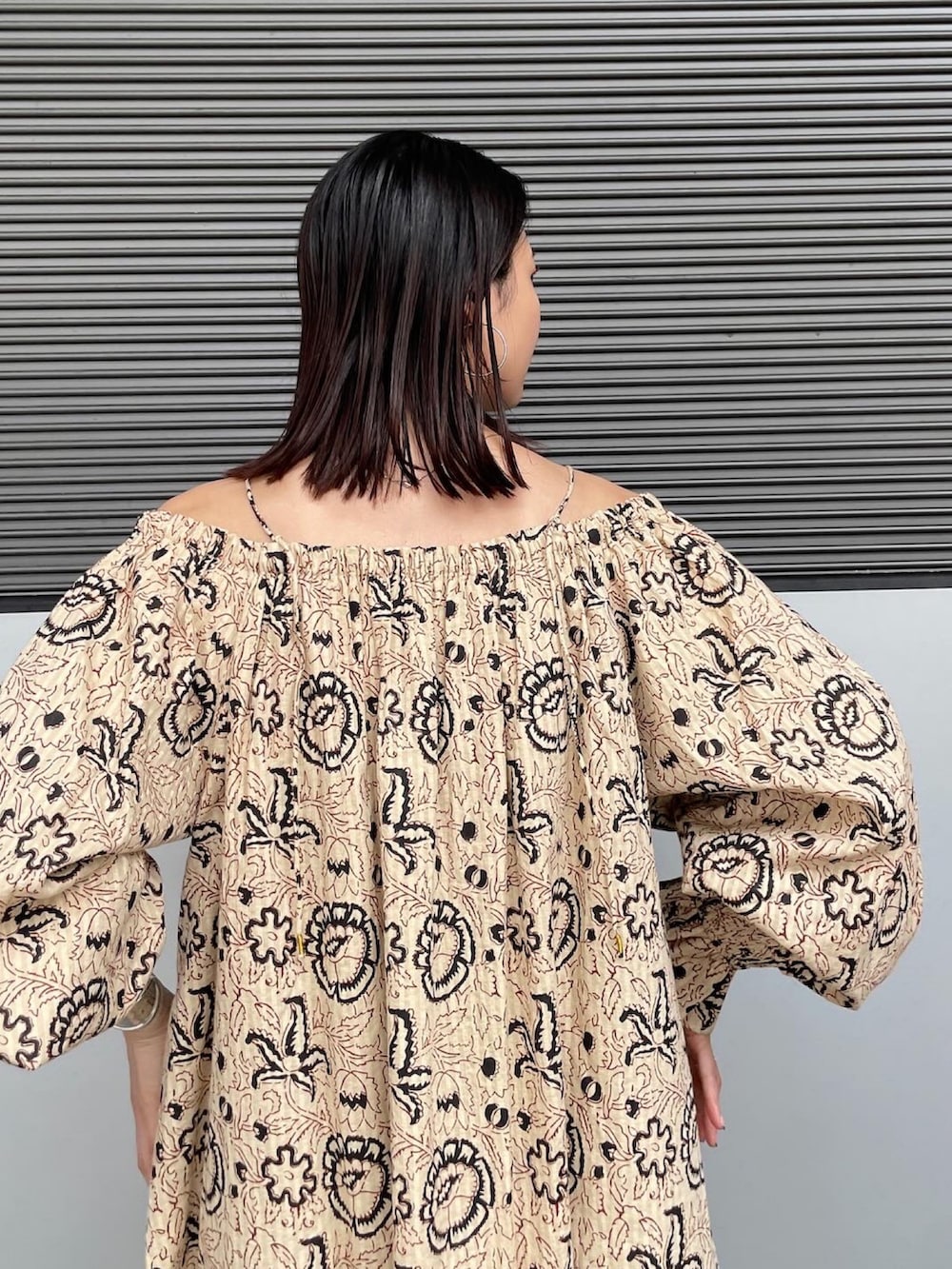 その他のワンピース、ブルー系のデニムパンツ、ゴールド系のパンプスを着用したレディースの春コーディネートの3枚目の写真